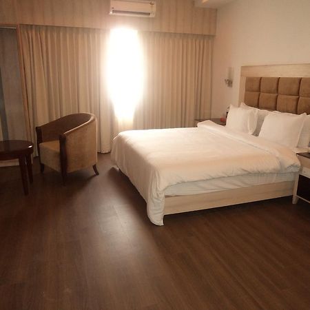 Rr Inn Palayankottai Bagian luar foto