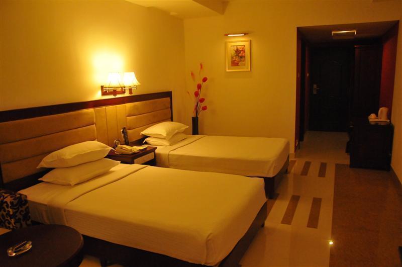 Rr Inn Palayankottai Bagian luar foto